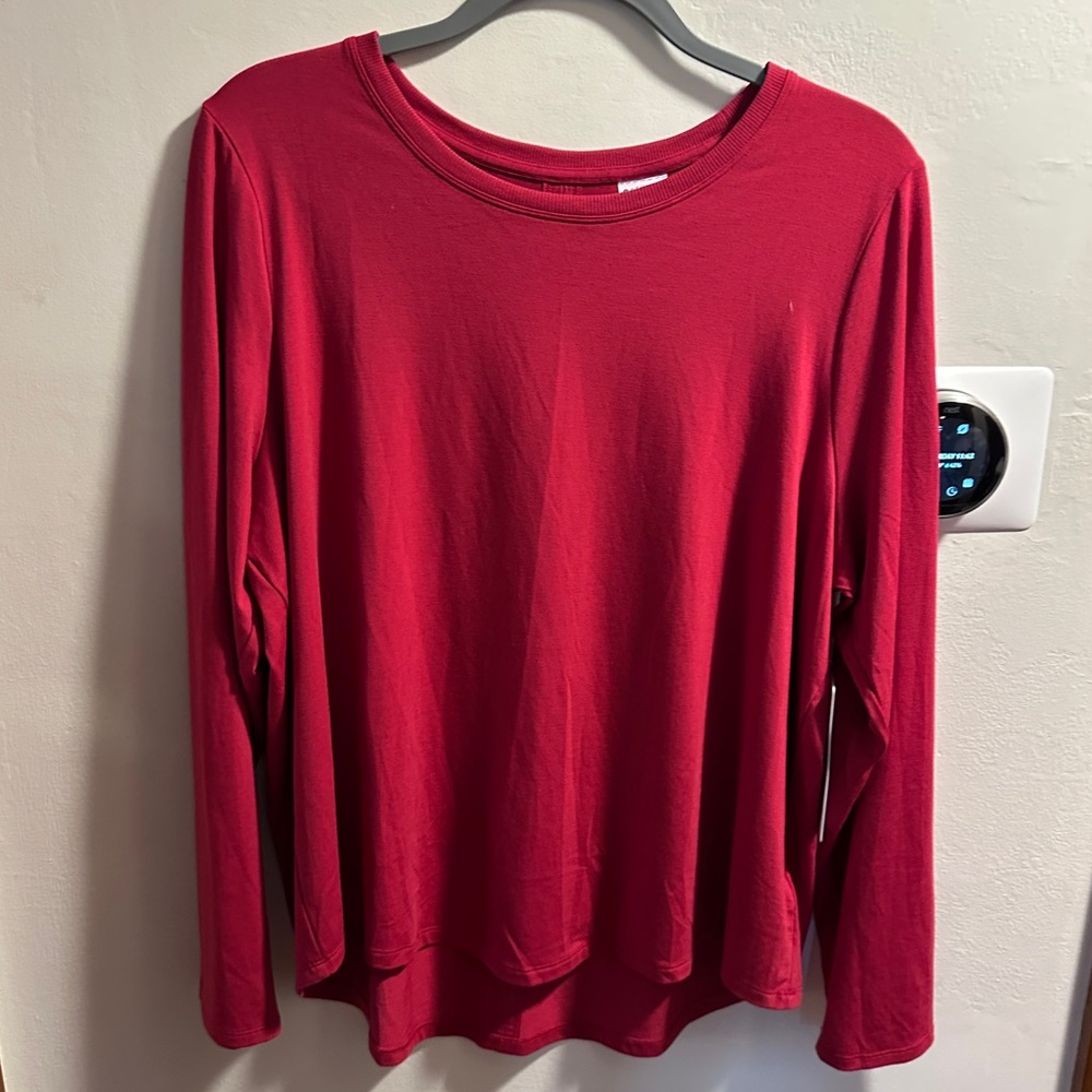 NWT Athleta XL Red Long Sleeve Workout Tee with Keyhole Back